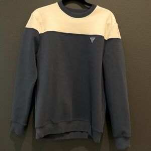 Vintage GUESS men’s unisex sweatshirt size small spell out on back, logo front